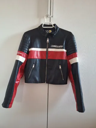 Cazadora corta talla xs de Bershka