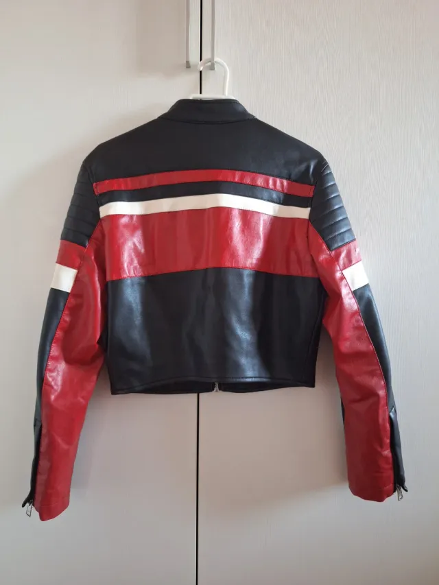 Cazadora corta talla xs de Bershka