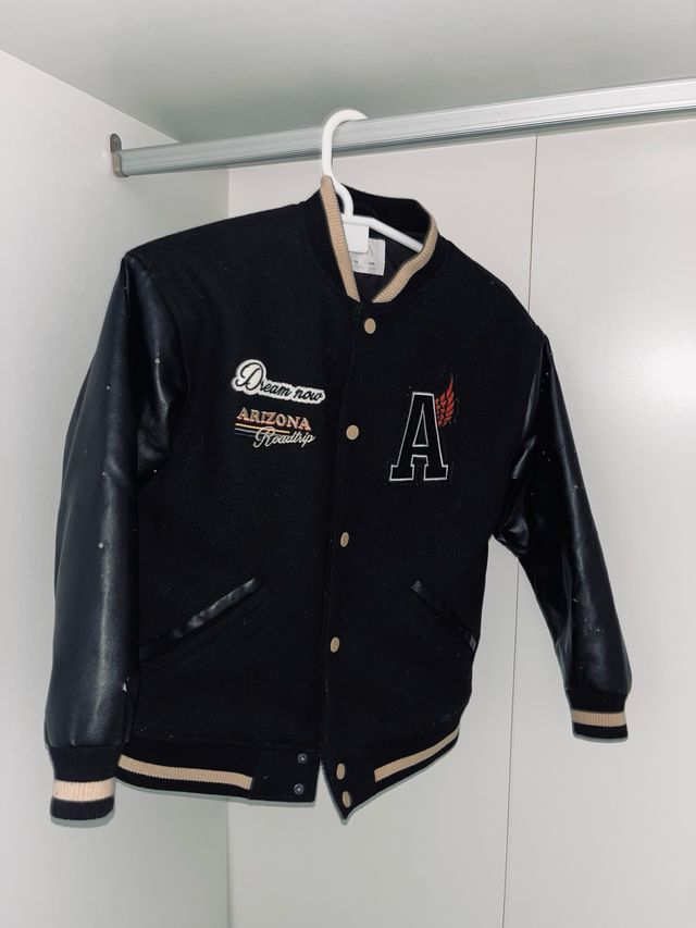 Chaqueta estilo universitario para niño