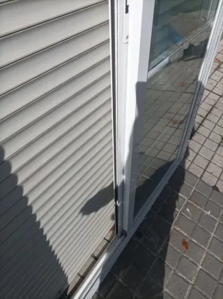 Puerta aluminio con persiana