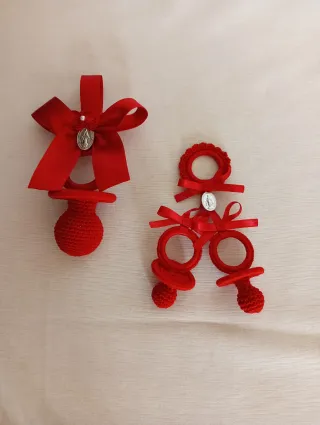 Chupetas de ganchillo para carrito de bebé y cuna.