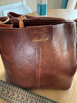 Bolso marrón de cuero sintético