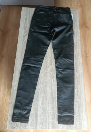 Pantalón negro efecto piel