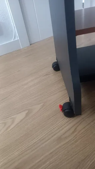 Mesa de ordenador negra y marrón