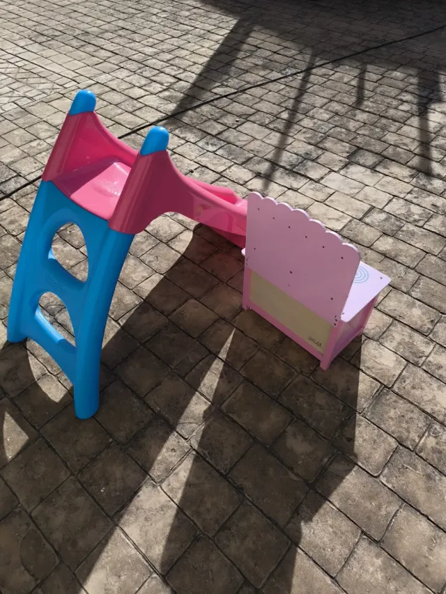 Cocinita y tobogán infantil rosa