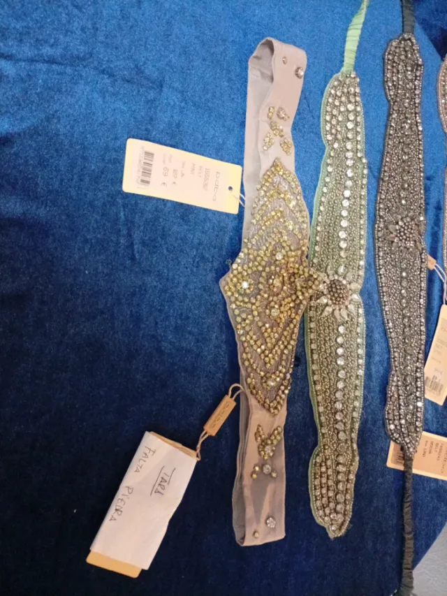 Cinturones pedrería biselada verde y plata