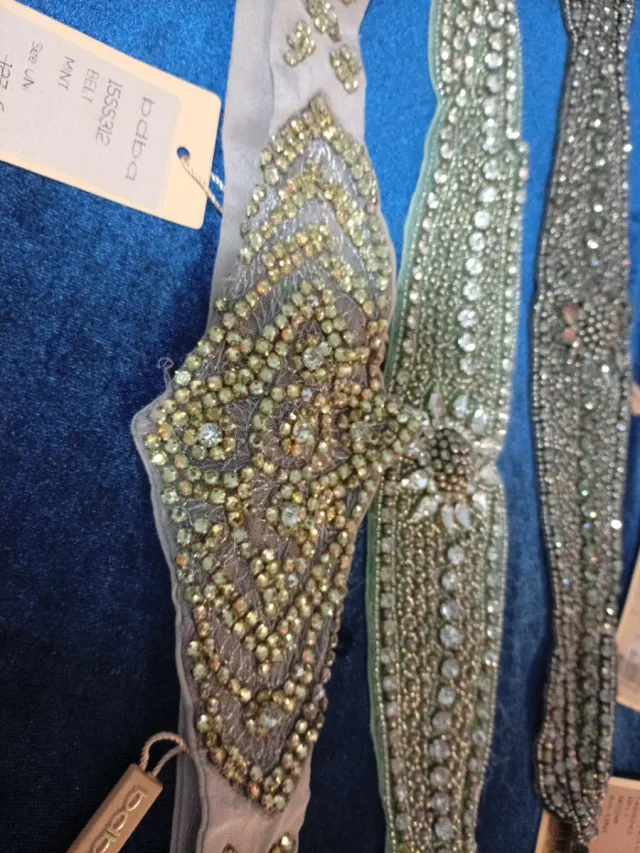 Cinturones pedrería biselada verde y plata