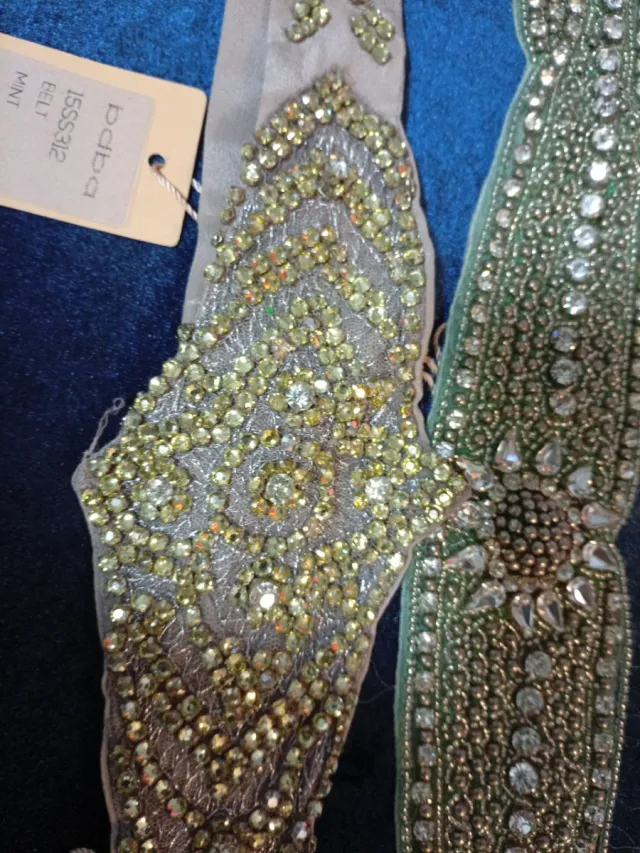 Cinturones pedrería biselada verde y plata