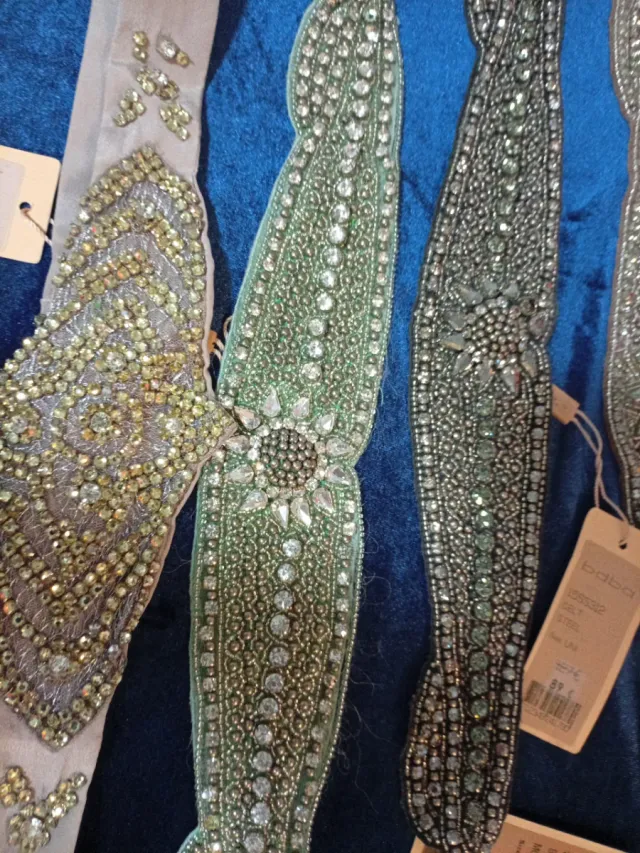 Cinturones pedrería biselada verde y plata