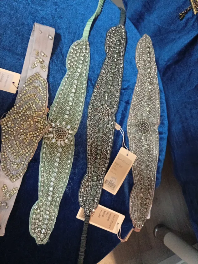 Cinturones pedrería biselada verde y plata