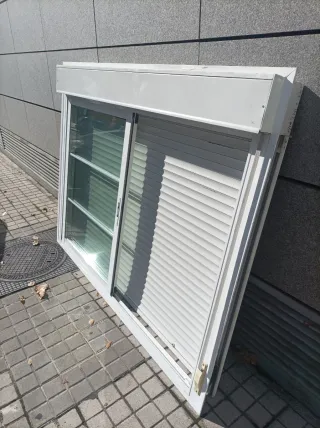 Ventana corredera aluminio con persiana