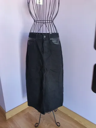 Falda vaquera negra con detalles polipiel