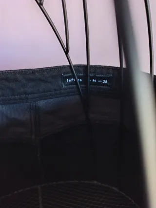 Falda vaquera negra con detalles polipiel