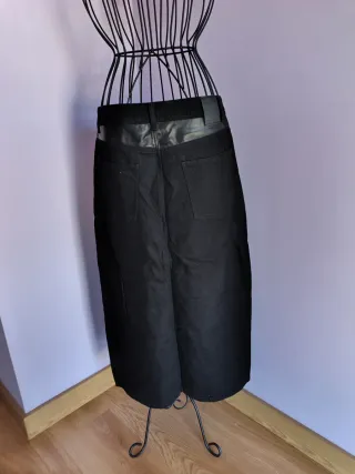 Falda vaquera negra con detalles polipiel