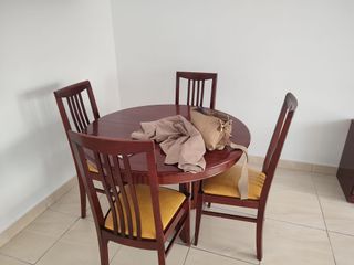Mesa de comedor redonda con 4 sillas