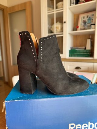 Botines Pull&Bear negros tachas