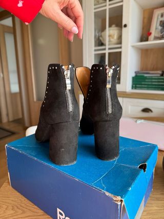 Botines Pull&Bear negros tachas