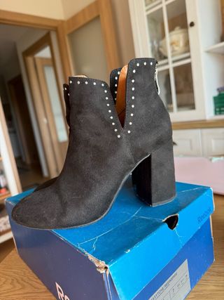 Botines Pull&Bear negros tachas