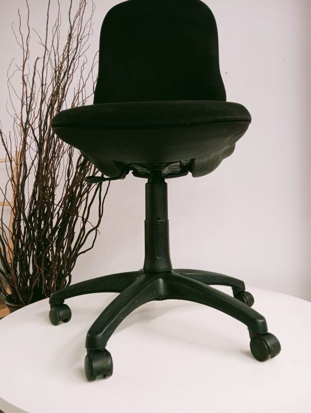 Silla de oficina negra tela y plástico