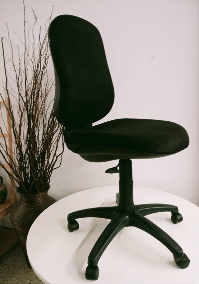 Silla de oficina negra tela y plástico