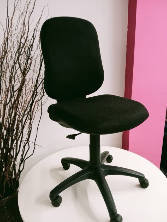 Silla de oficina negra tela y plástico