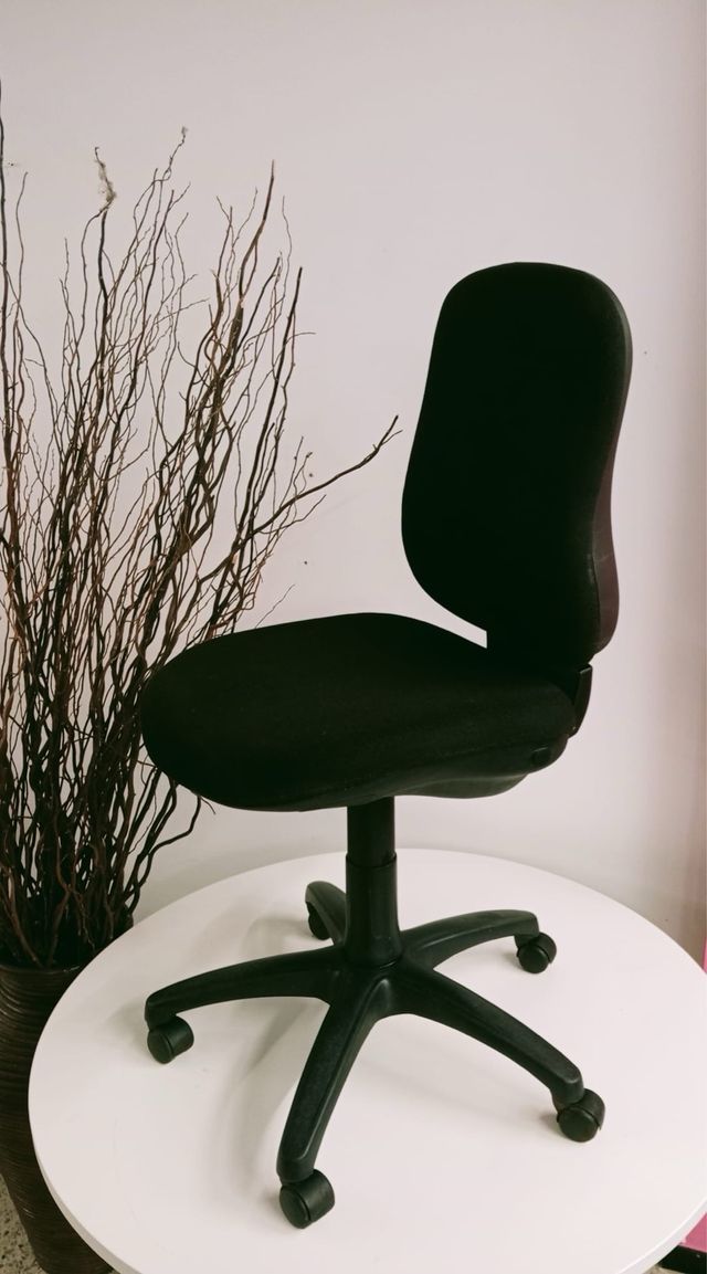 Silla de oficina negra tela y plástico