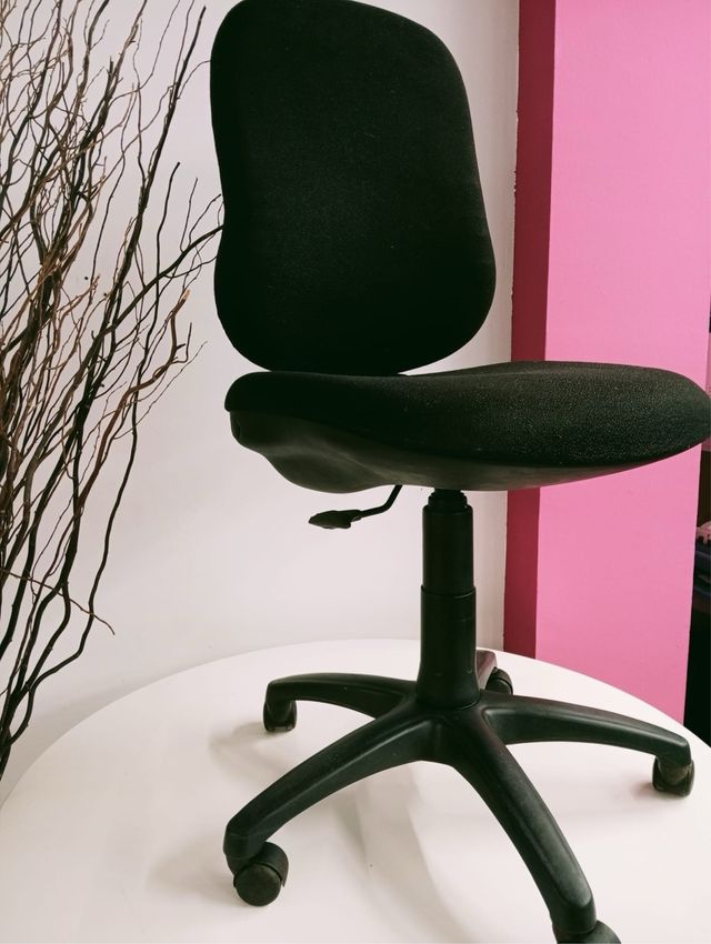 Silla de oficina negra tela y plástico