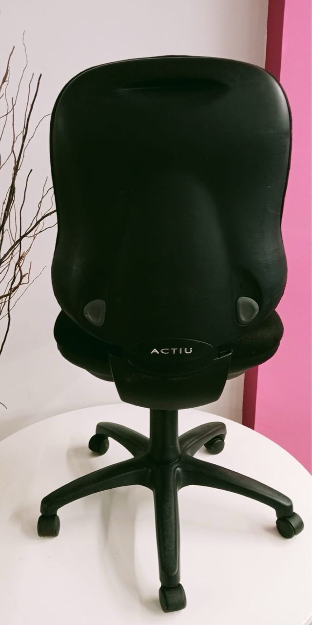 Silla de oficina negra tela y plástico