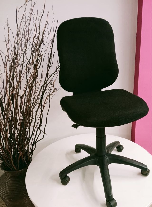 Silla de oficina negra tela y plástico