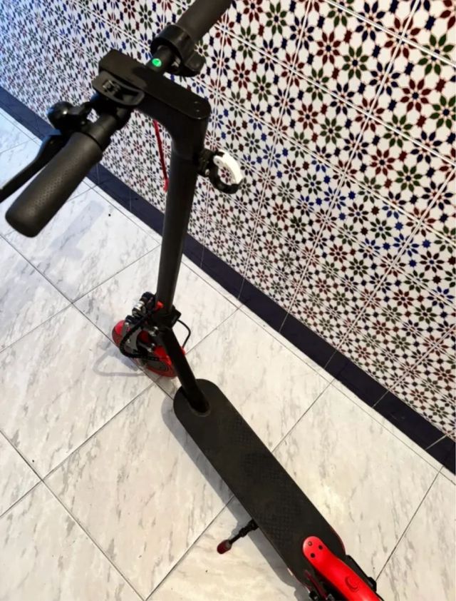 Patinete Eléctrico Negro y Rojo