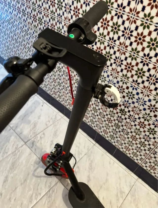 Patinete Eléctrico Negro y Rojo