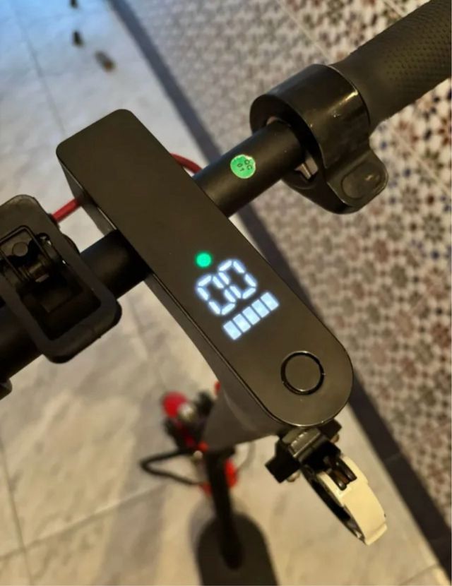 Patinete Eléctrico Negro y Rojo