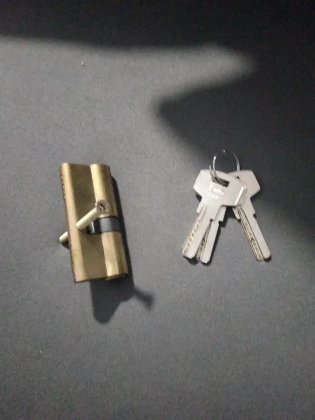 Bombín de puerta con 3 llaves