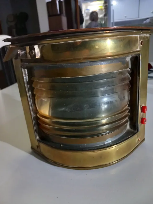 Linterna de barco antigua de latón