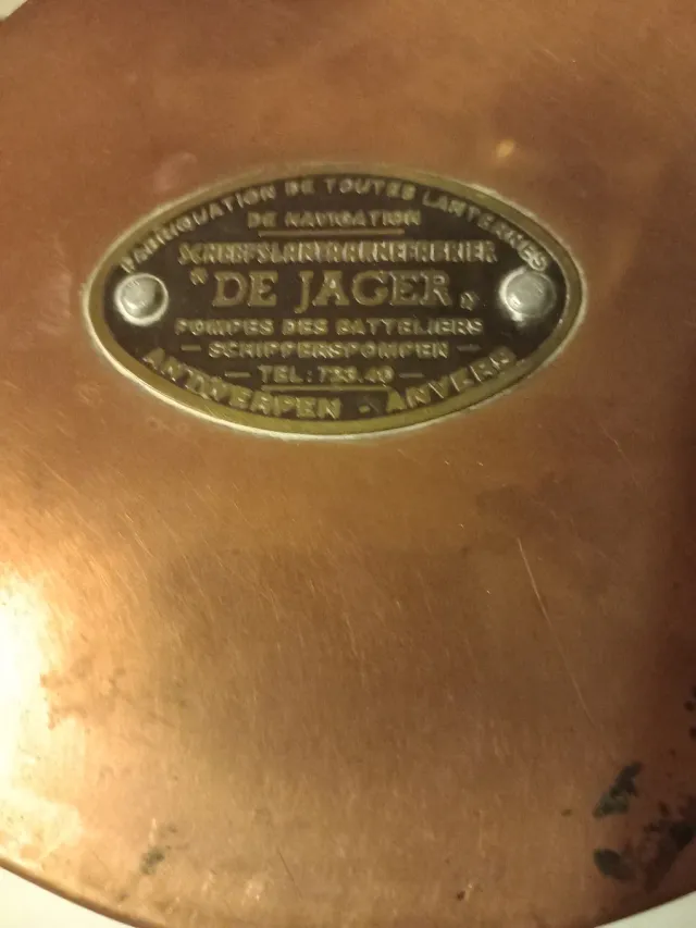 Linterna de barco antigua de latón