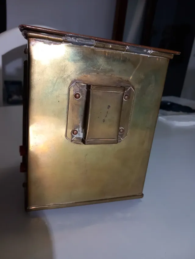 Linterna de barco antigua de latón