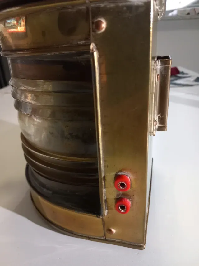 Linterna de barco antigua de latón