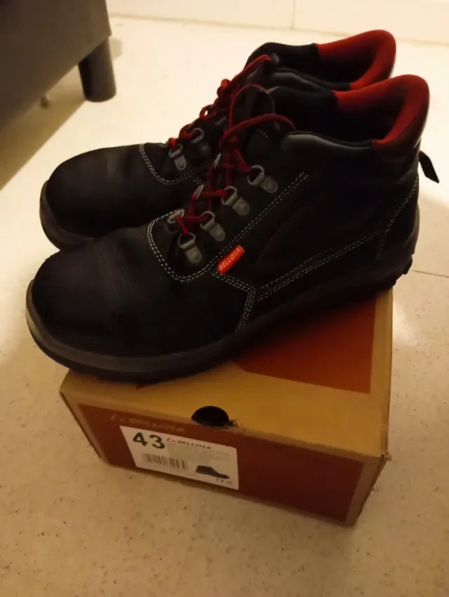 Uniforme de trabajo:Casco, chaleco, guantes,botas