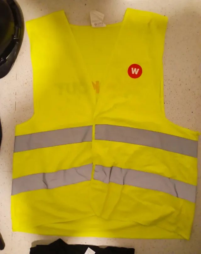 Uniforme de trabajo:Casco, chaleco, guantes,botas