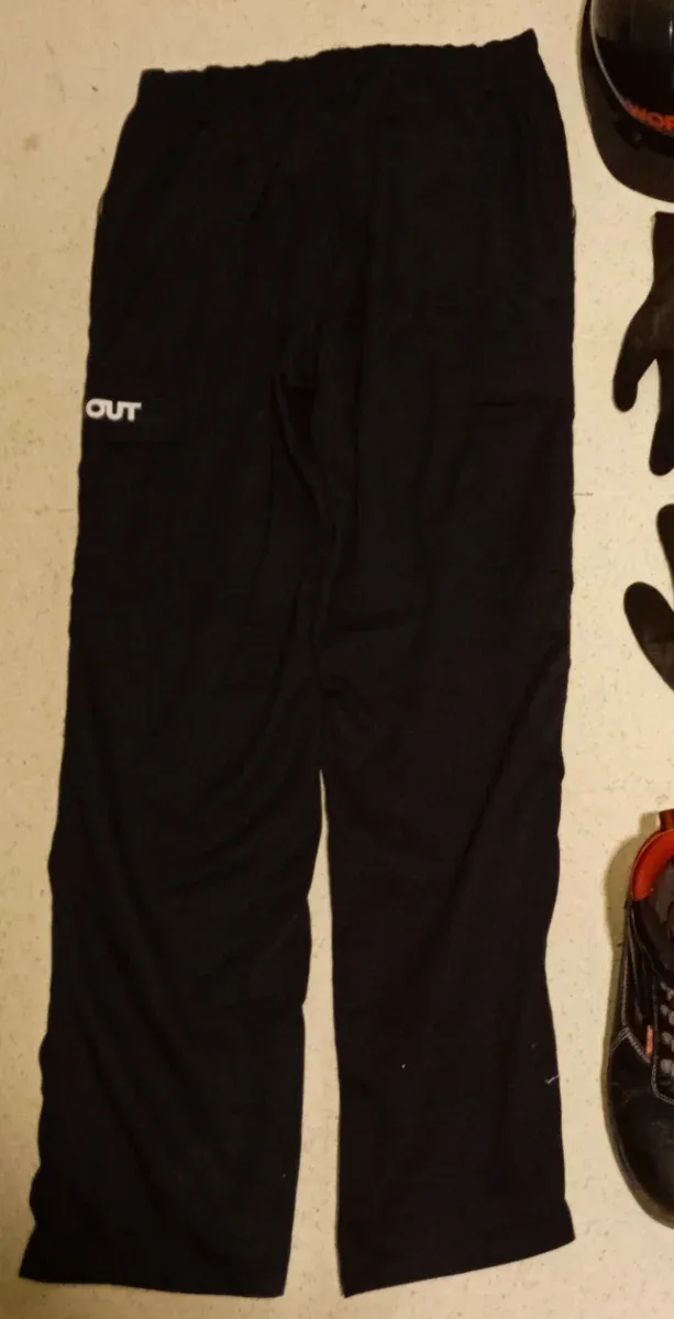 Uniforme de trabajo:Casco, chaleco, guantes,botas