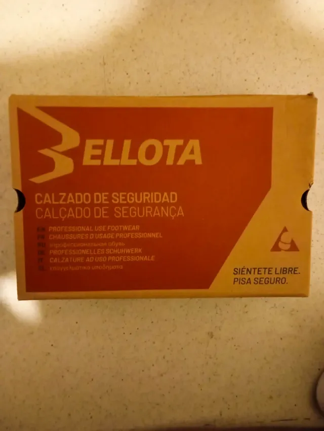 Uniforme de trabajo:Casco, chaleco, guantes,botas