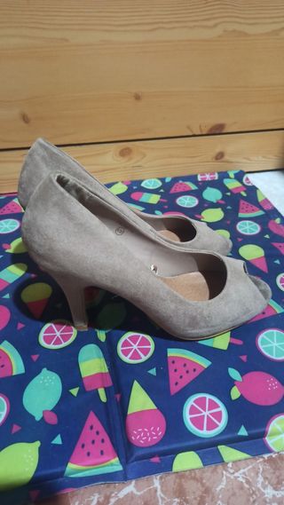Zapatos de tacón beige talla 37