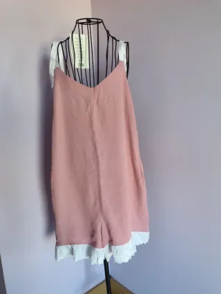 Mono rosa con encaje blanco