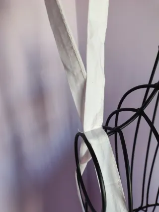 Mono rosa con encaje blanco