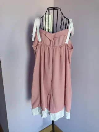 Mono rosa con encaje blanco