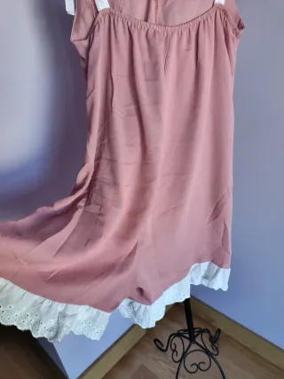 Mono rosa con encaje blanco