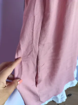 Mono rosa con encaje blanco