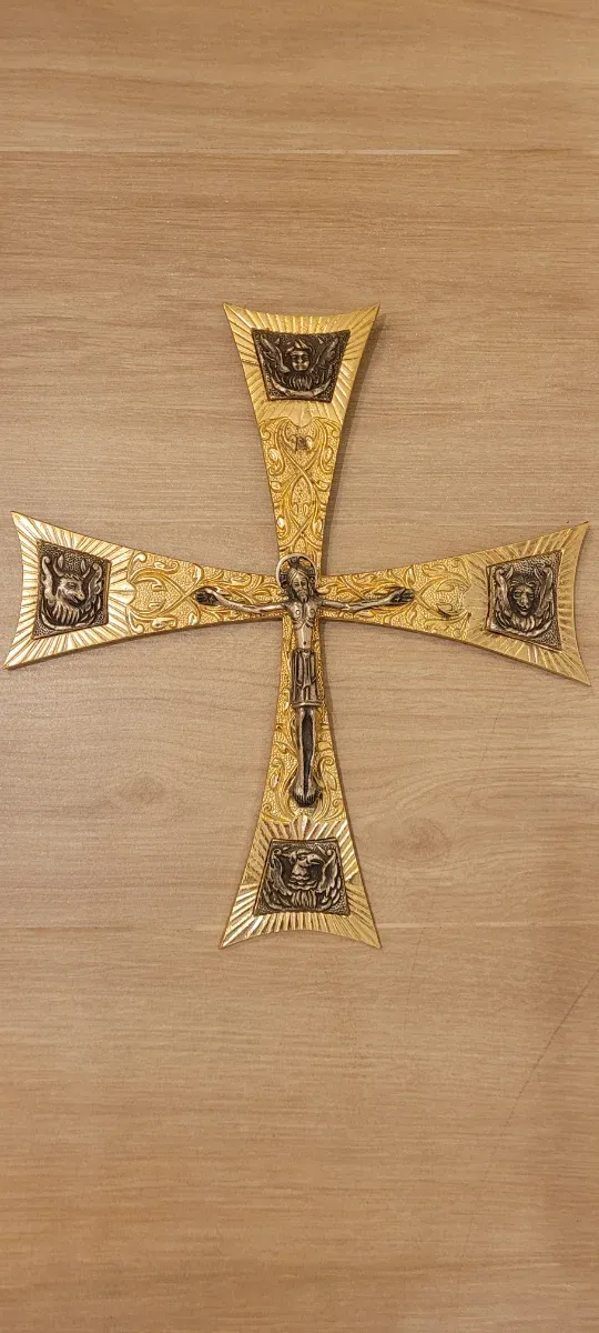 Cruz de Cristo dorada con figuras