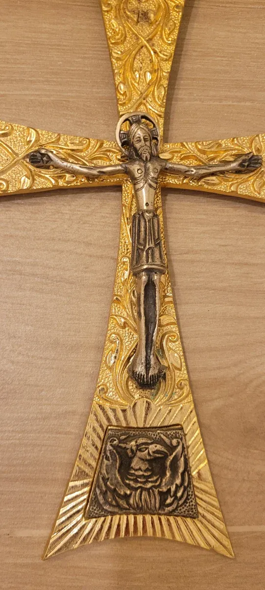 Cruz de Cristo dorada con figuras
