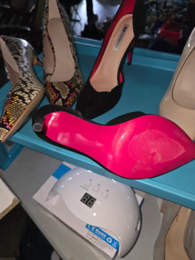 Zapatos de tacón estampados y negros